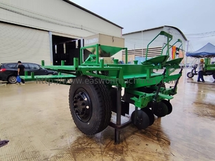 Cassava plantmachine voor Afrika met 2 rijen planten haklengte 19cm