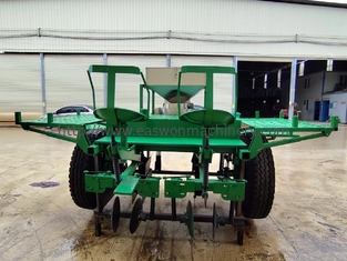 Cassava plantmachine voor Afrika met 2 rijen planten haklengte 19cm