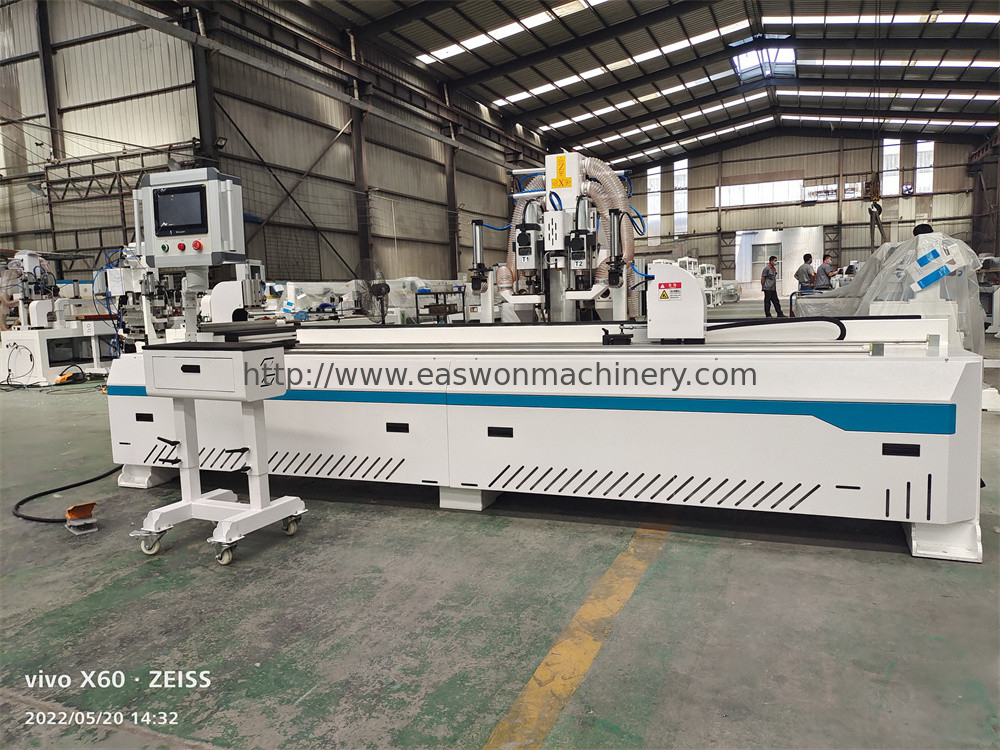 Aanpasbare CNC-deurmachine met Z-as 20 draaibankgeleider en 750W * 2/400W * 1 servomotoren